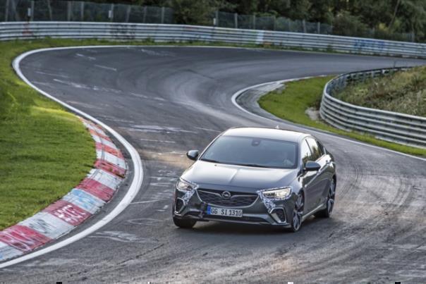 Opel Insignia GSi (Vorserienfahrzeug) auf der Nürburgring-Nordschleife.  Foto: Auto-Medienportal.Net/Opel